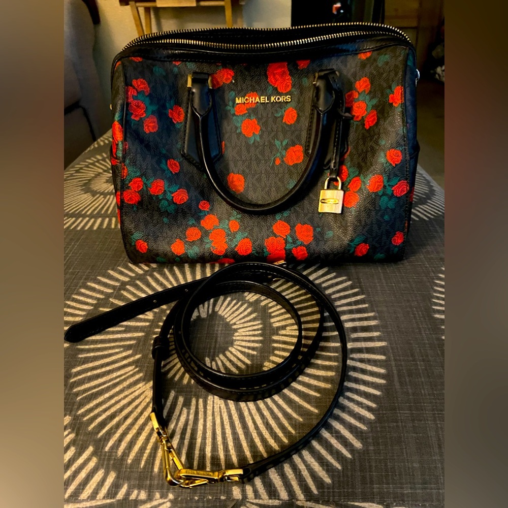 Gorgeous Red Roses 🌹authentic Michael Kors barrel bag with shoulder strap
